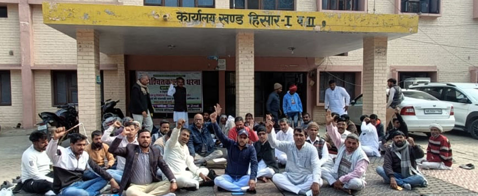 सरपंचों का धरना चौथे दिन भी रहा जारी