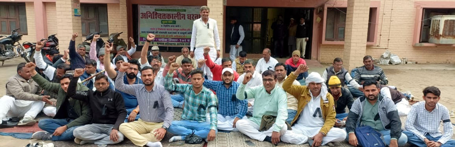 काली पट्टियां बांधकर सरकार पर गरजे सरपंच