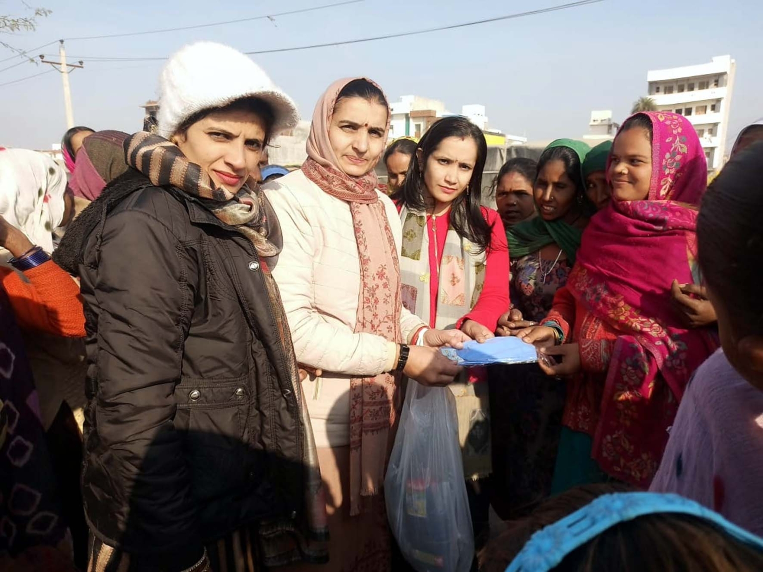 सर्दी के मौसम में मिलन फाउंडेशन बनी गरीबों व जरूरतमंदों का सहारा