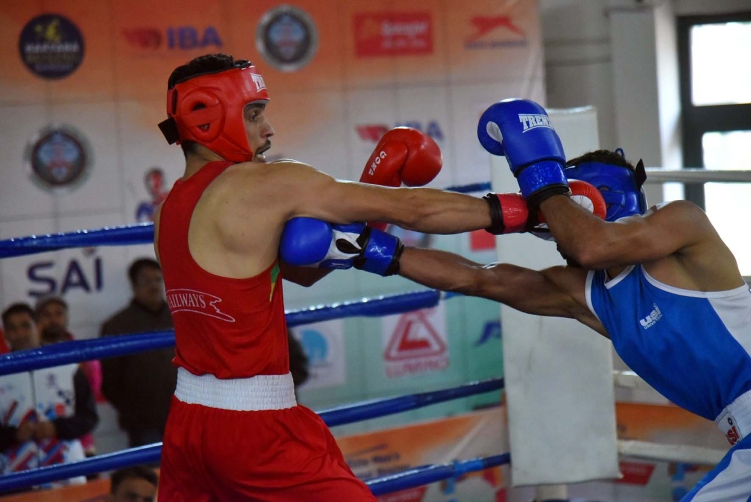 नेशनल बॉक्सिंग चैंपियनशिप के क्वार्टर फाइनल में मुक्केबाजों सर्दी में बहाया पसीना