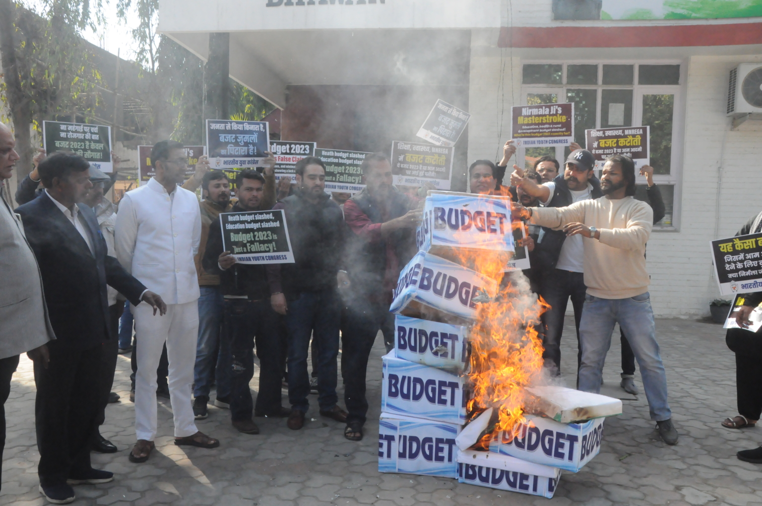 यूथ कांग्रेस ने कांग्रेस भवन के बाहर बजट पेटियों को जलाया