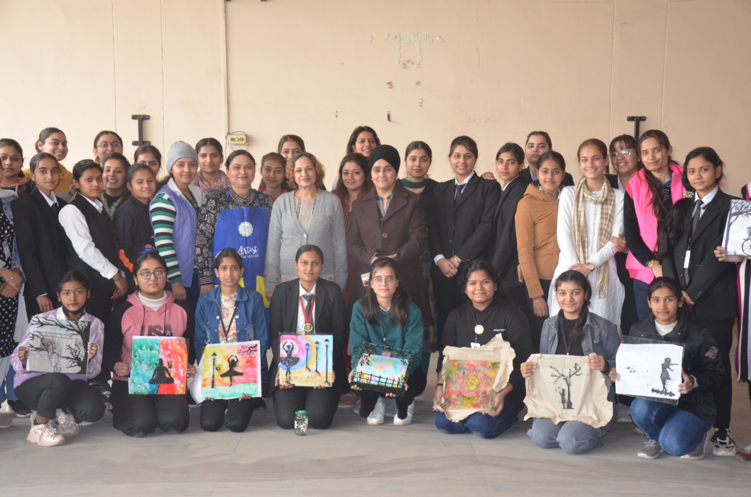 वर्कशाप में छात्राओं ने सीखी ग्लास व तिब्तियन आर्ट की बारिकियां