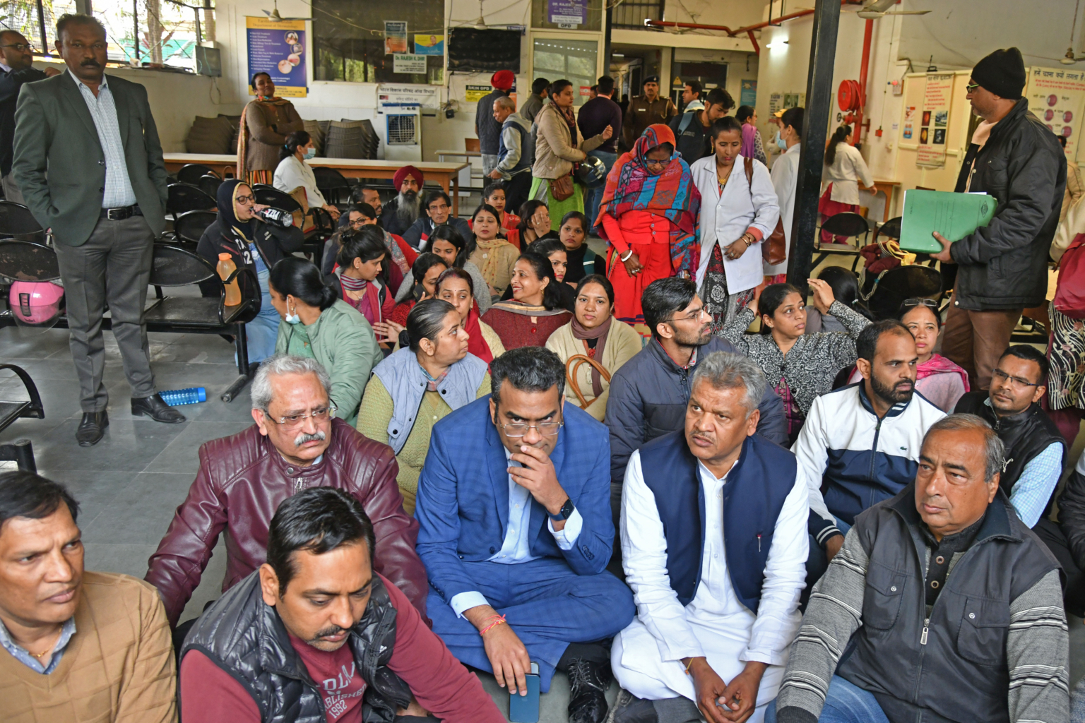 चैरिटेबल लैब बंद कराने पहुंची प्रशासन की टीम, मेयर बैठे धरने पर