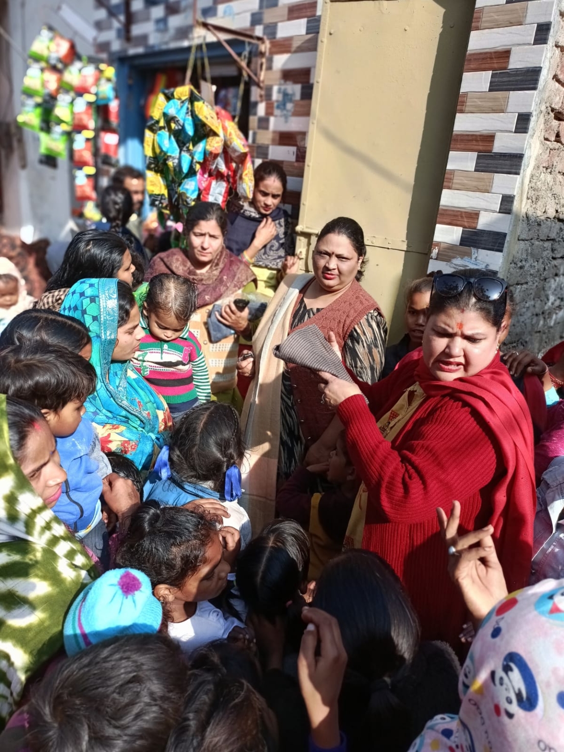 समाजसेवी संस्था द लास्ट बेंचर ने गरीब परिवारों के नवजन्मे बच्चों में बांटे गर्म कपड़े