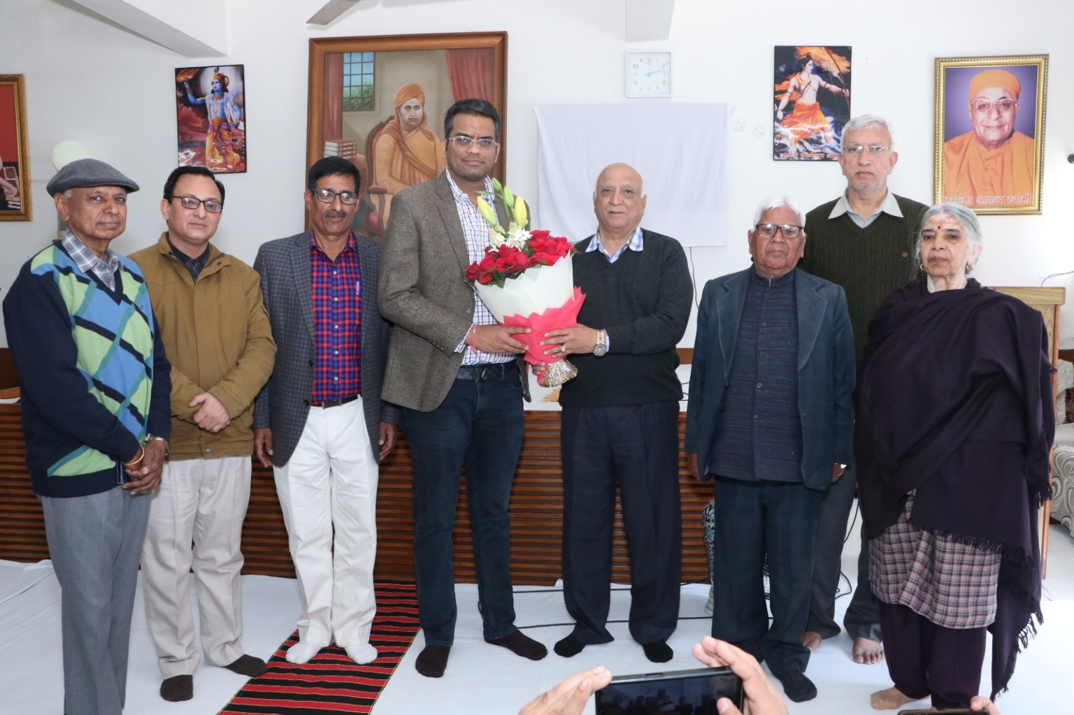 डीएवी के पूर्व छात्र रहे मेयर अनूप गुप्ता का अभिनंदन किया आर्य समाज, से. 7 ने