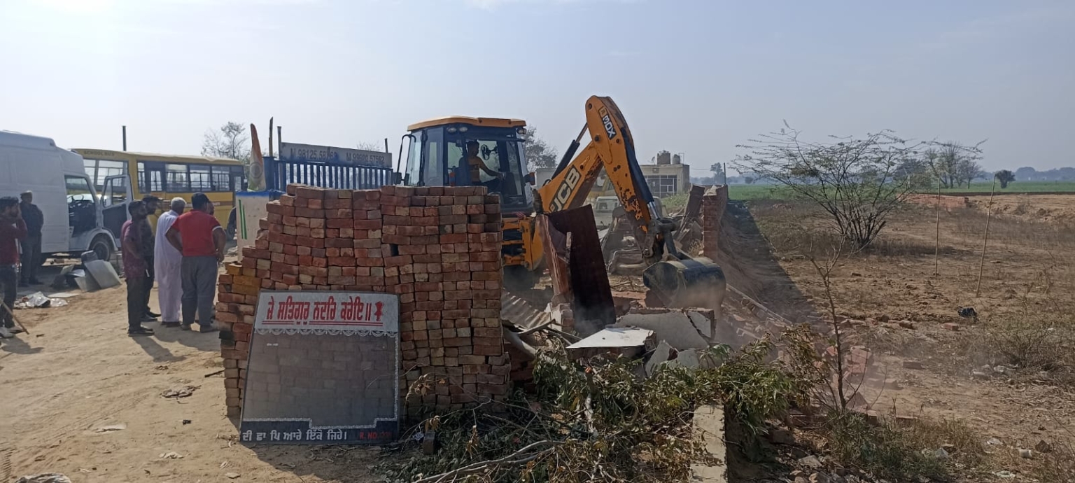 डबवाली में चलीं नगर योजनाकार विभाग की जेसीबी