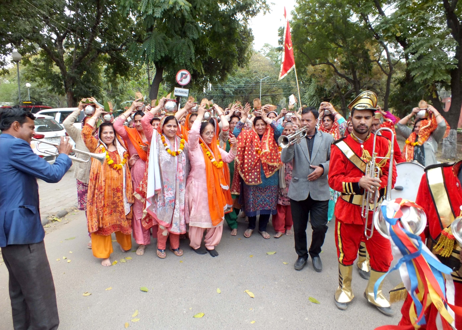 बैंड बाजों के साथ निकाली गई भव्य कलश यात्रा