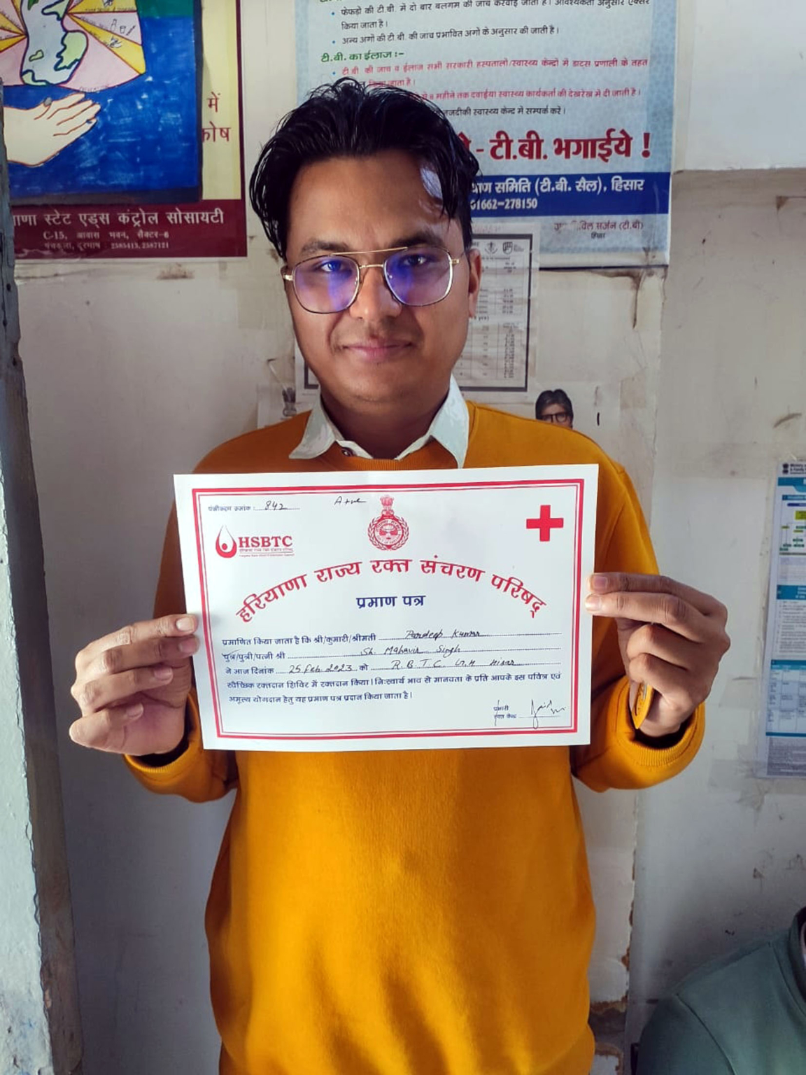 रक्तदान करके प्रदीप पूनिया ने वैवाहिक वर्षगांठ को बनाया यादगार