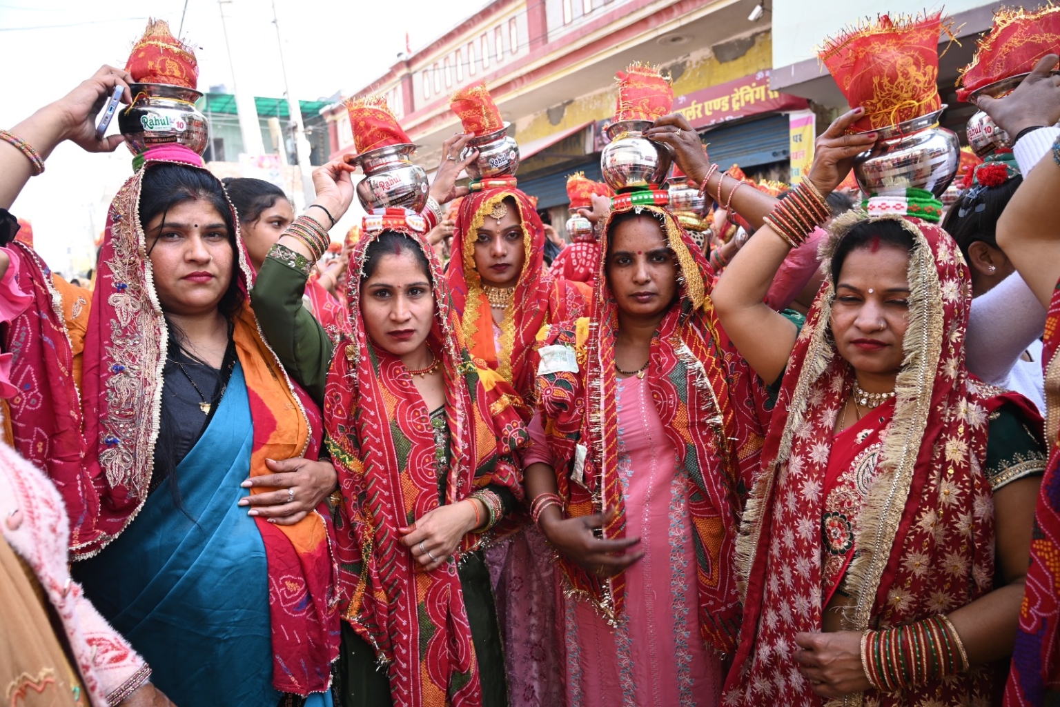 श्रद्धालुओं ने निकाली कलश यात्रा