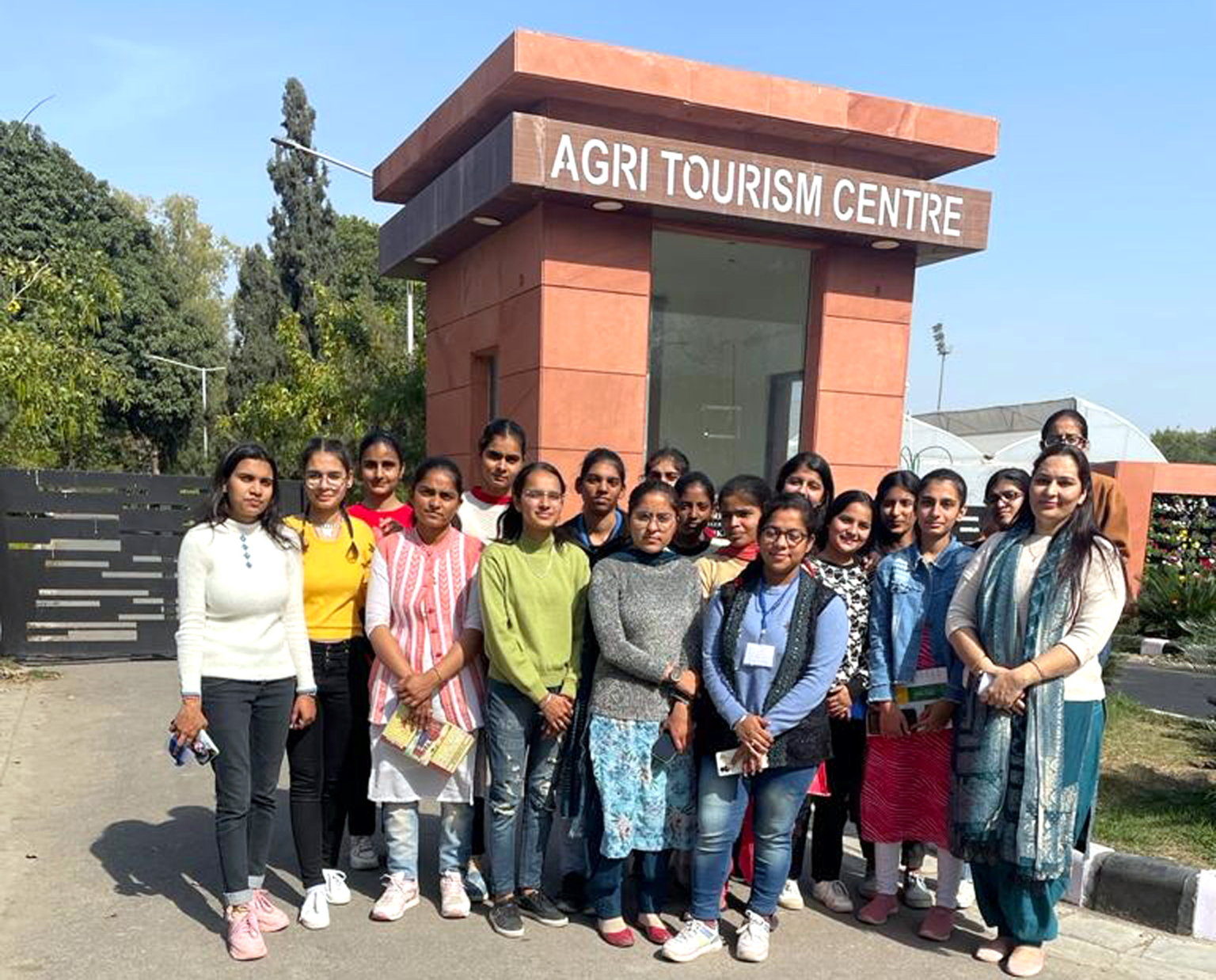 ओडीएम कॉलेज की छात्राओं ने एचएयू का किया शैक्षणिक भ्रमण