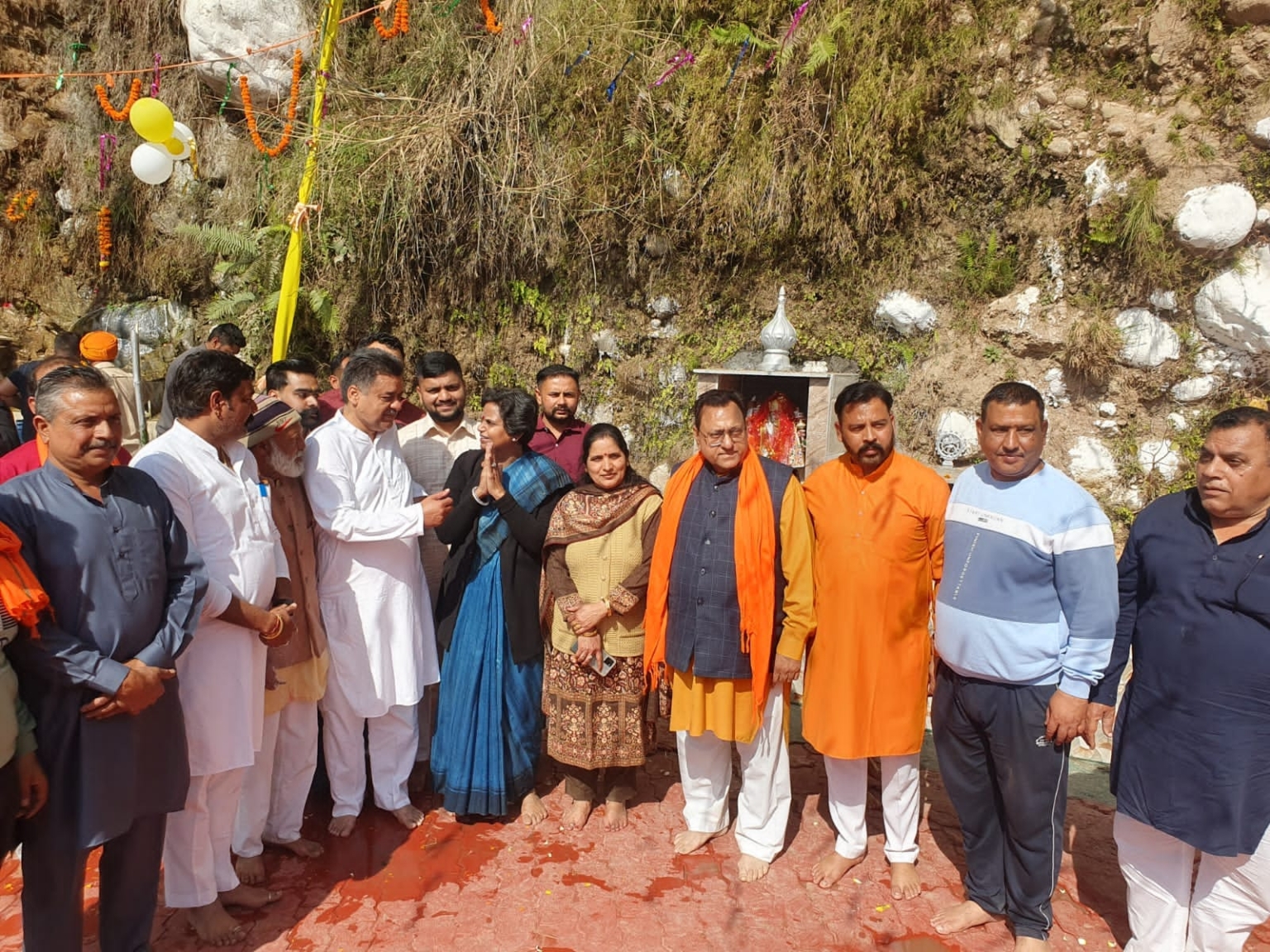 पूर्व डिप्टी सीएम चंद्रमोहन के साथ दीपांशु बंसल ने शिवलोत्रियां में माथा टेका