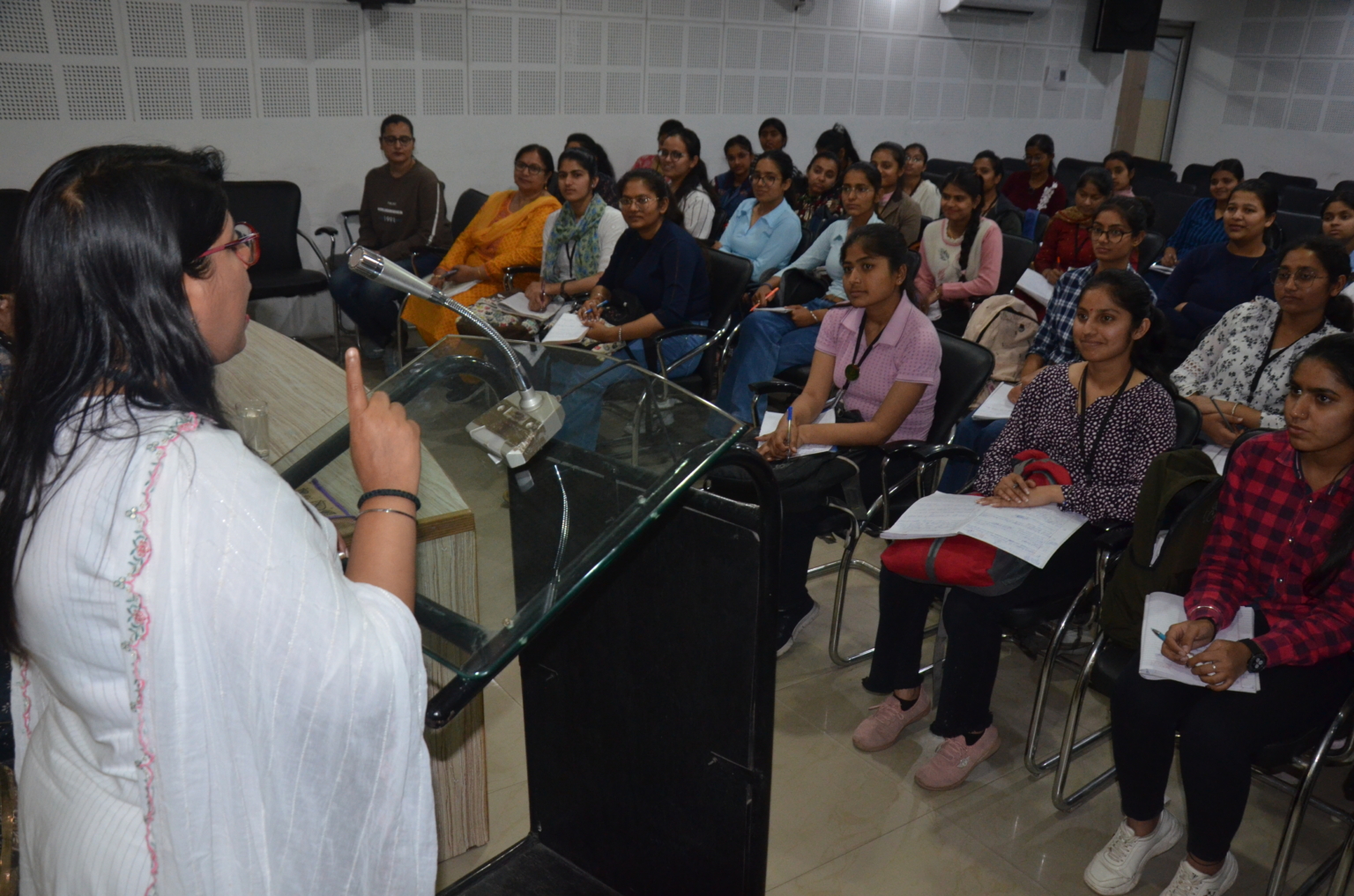 अच्छे साक्षात्कार के लिए संचार कौशल है बेहद जरूरी : डॉ शिवानी गुलाटी