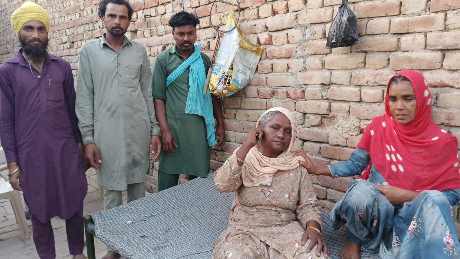 बाईक सवार युवकों ने महिला की बालियां छीनी