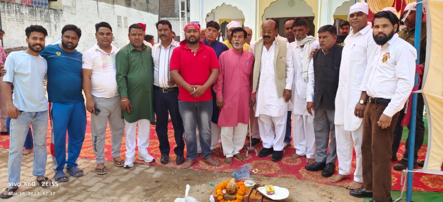 वाल्मीकि विगत धर्म आश्रम का गेट का नींव पत्थर रखें जानें से कालोनी निवासियों में खुशी की लहर