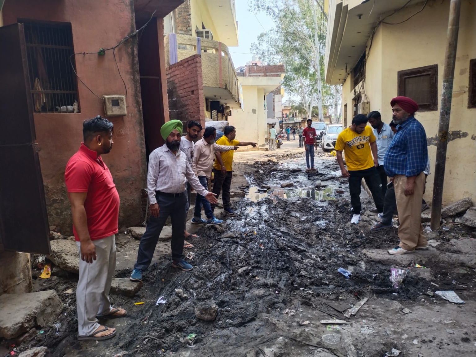 भगत सिंह के शहीदी दिवस पर गांव मौली जगरा में टूटी सड़क व गन्दगी का विरोध
