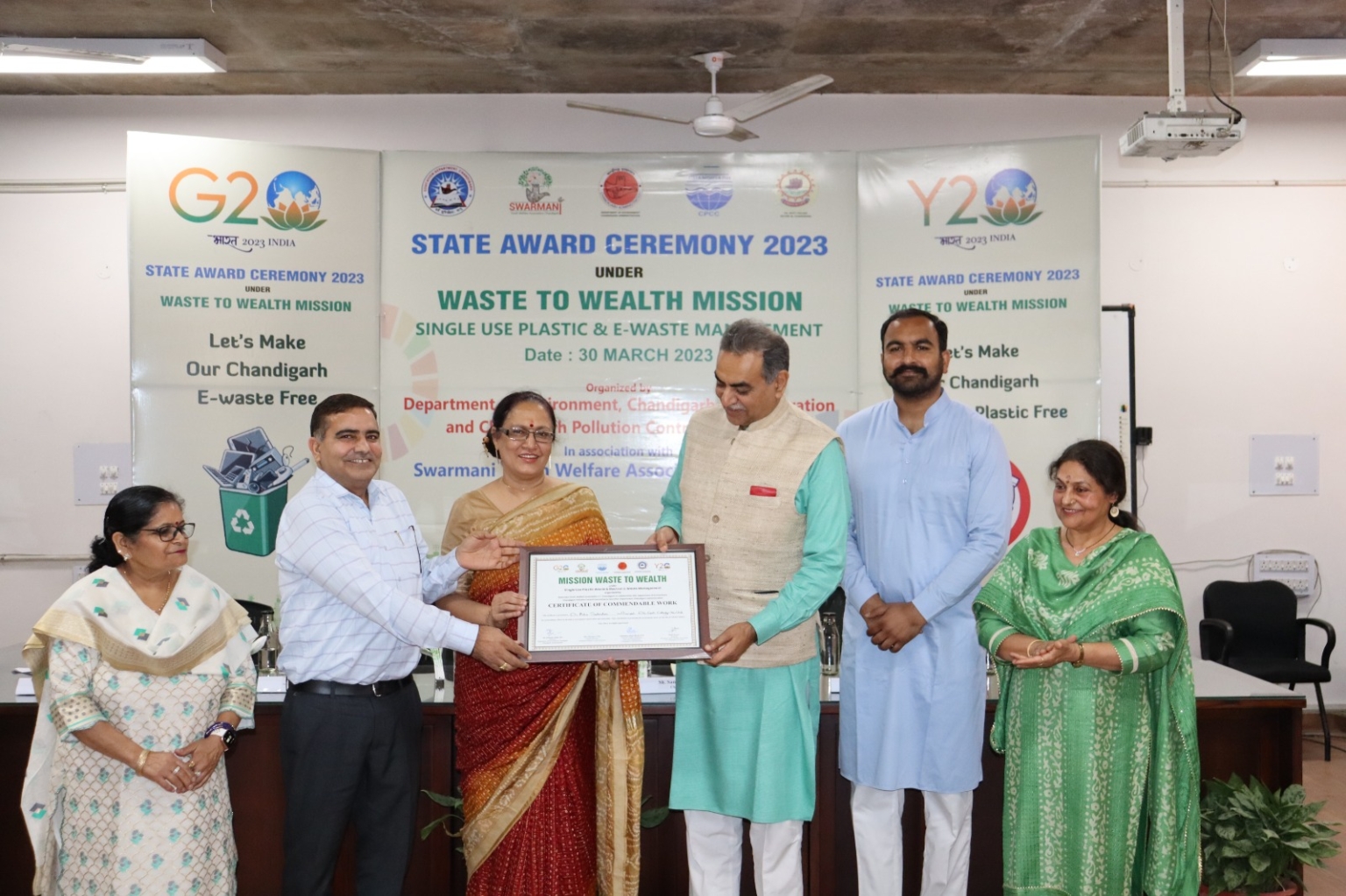 संजय टंडन ने सर्वश्रेष्ठ अपशिष्ट प्रबंधन प्रथाओं को लागू करने के लिए डॉ. आभा सुदर्शन को सम्मानित किया