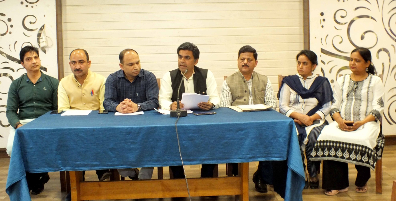 राजबाला-मेधावी विवाद मामले में शिक्षक व कर्मचारी संगठन सामने आए