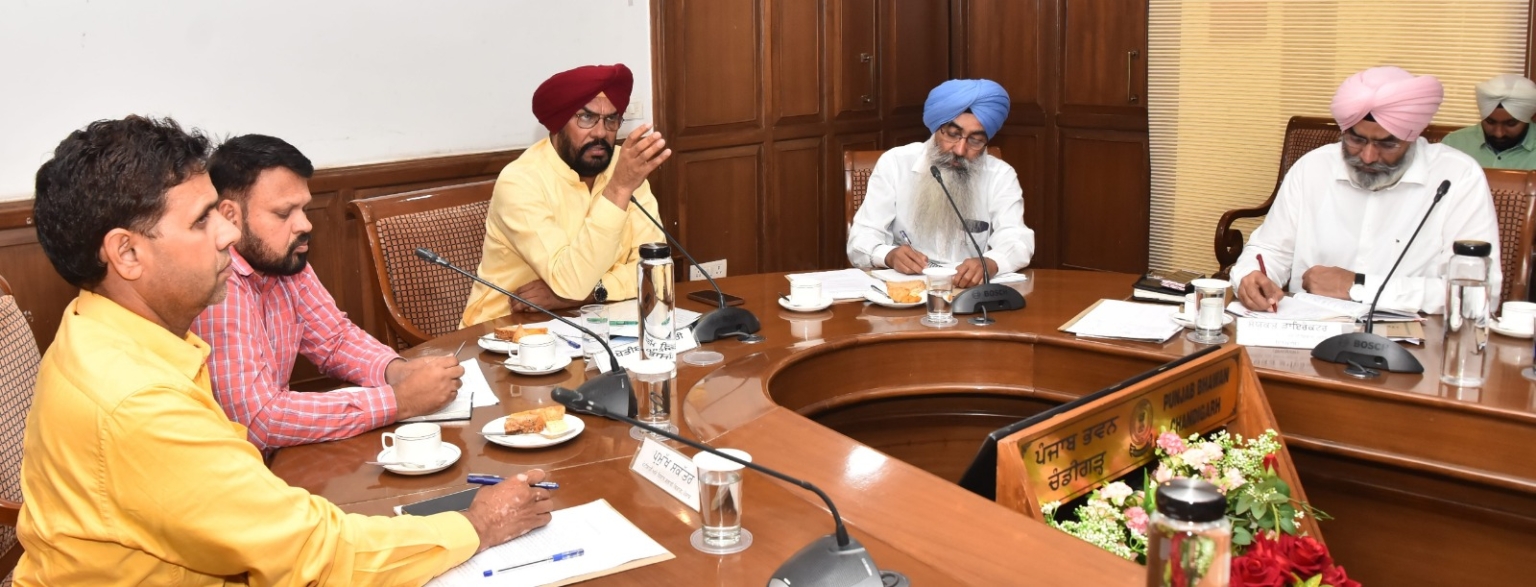 कृषि मंत्री धालीवाल द्वारा फील्ड अधिकारियों को बारिश के कारण फसलों के हुए नुकसान के असली आंकड़े जल्द पेश करने के आदेश