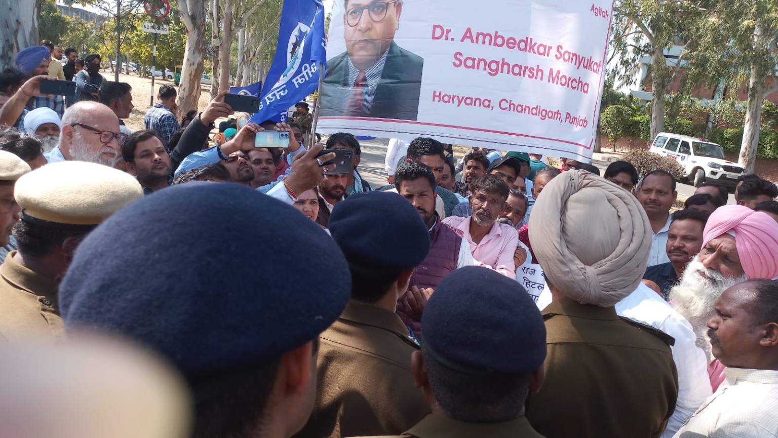 समाज के कुछ ठेकेदार नहीं जुटा जुटा पाए भीङ