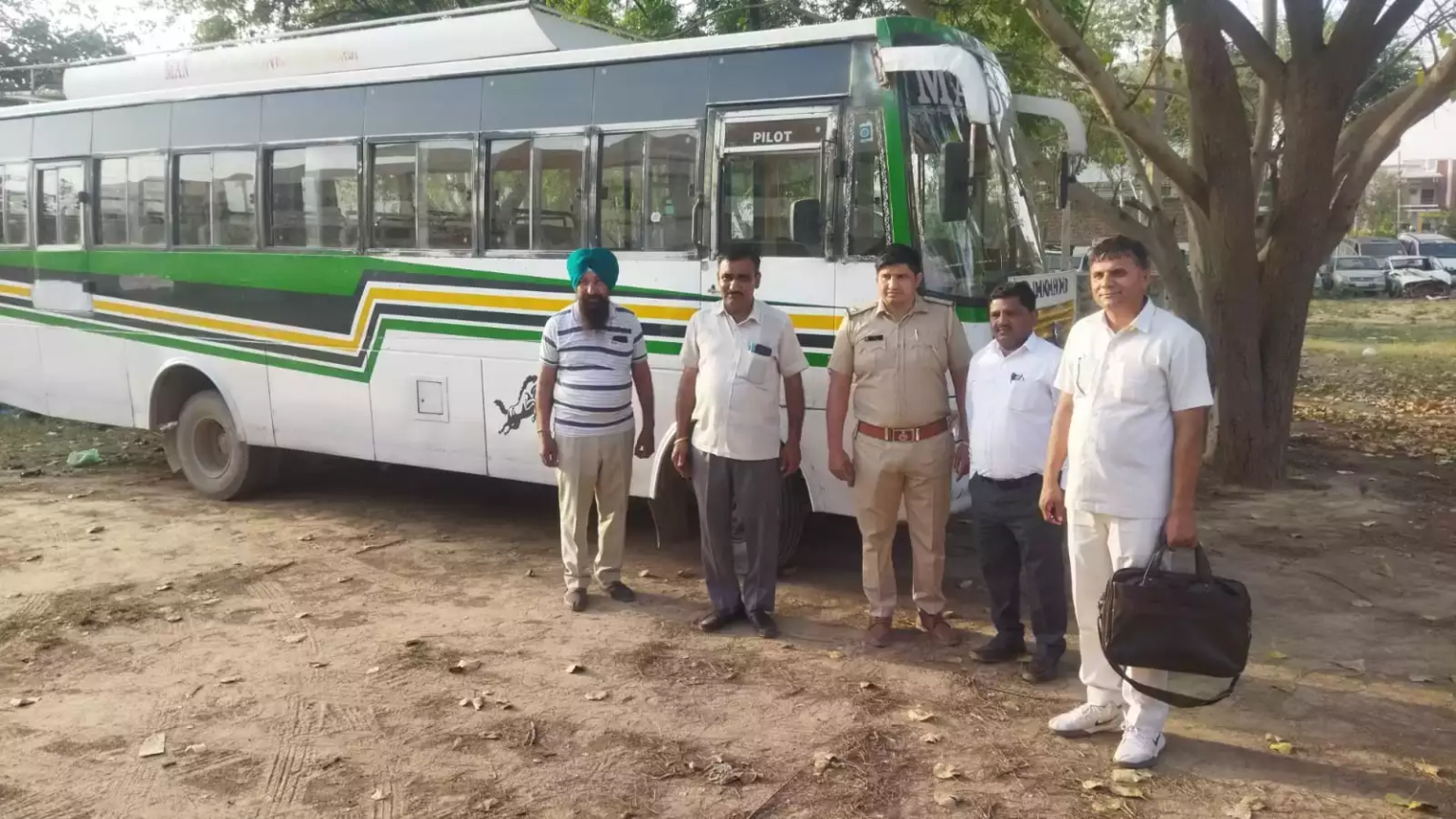 सीएम फ्लाइंग टीम ने बिना परमिट के दौड़ रही अवैध बस को किया इंपाउंड