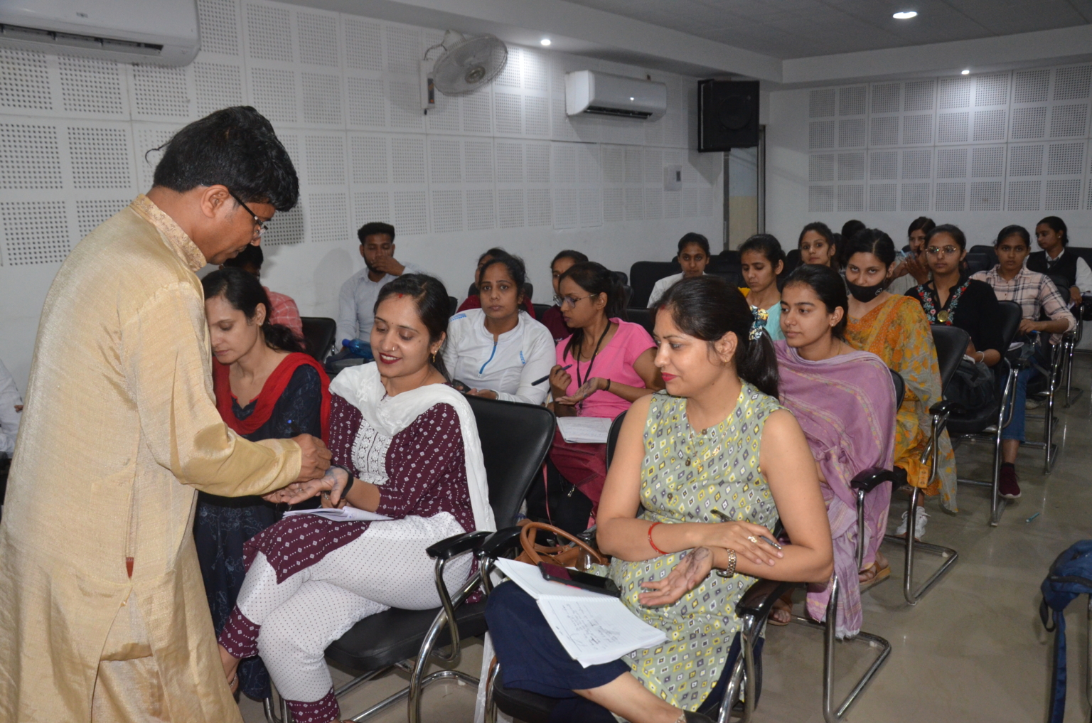 एक्युप्रेशर के जरिए रोगों को ठीक करने की प्राचीन पद्धति आज भी कारगर : डाॅ अमृत