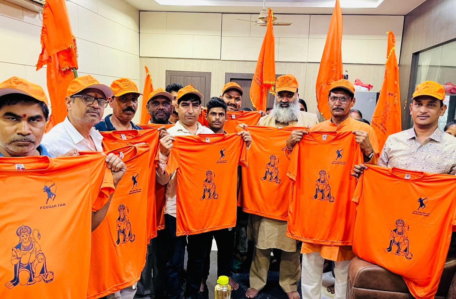 हनुमान जन्मोत्सव पर वीरेश शांडिल्य ने किए भगवा झंडे, टी शर्ट व टोपियां लॉंच