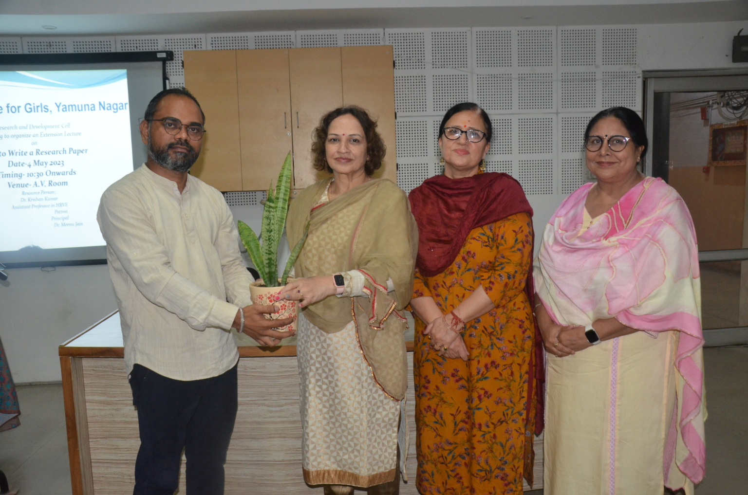 अनुसंधानकर्ता को सीखने की स्थिति में रहना जरूरी : डाॅ मीनू जैन