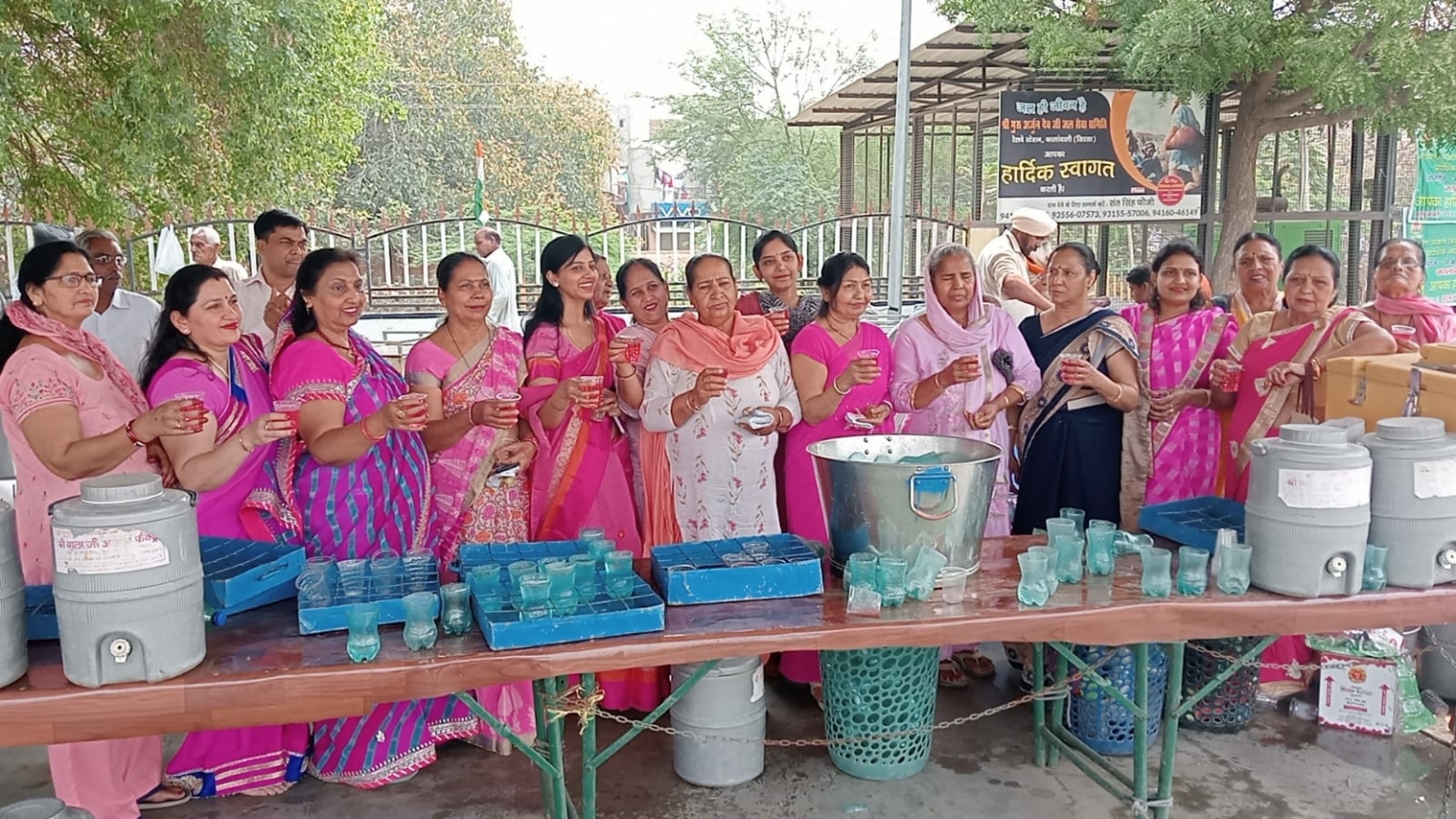 माहेश्वरी महिला मंडल द्वारा  एकादशी व मजदूर दिवस पर शरवत की छवील लगाई