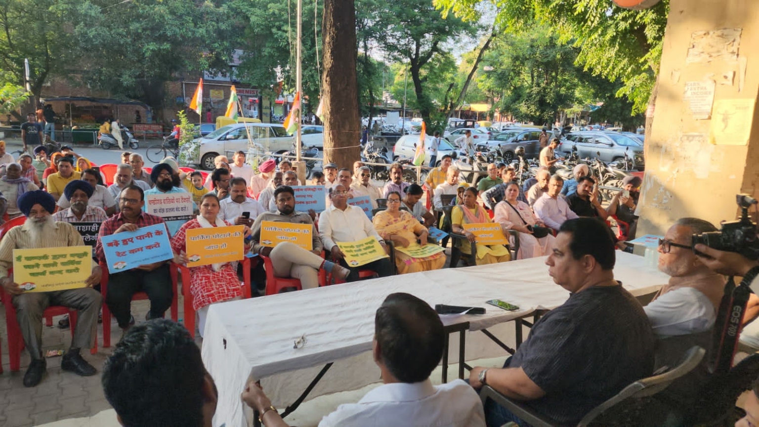 कांग्रेस पार्टी ने रैजिडेटं एसोसिएशन के साथ मिलकर किया पानी एवं गारबेज चार्ज का विरोध 