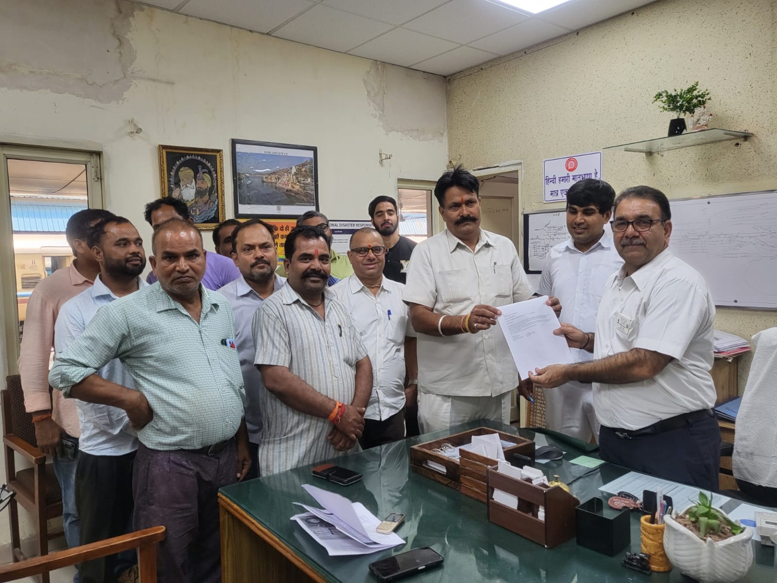 चण्डीगढ़ रेलवे स्टेशन के चीफ़ पार्सल सुपरवाइज़र पर भ्रष्ट आचरण करने व रोकने पर भाजपा कार्यकर्ता के बेटे से मारपीट करने का आरोप