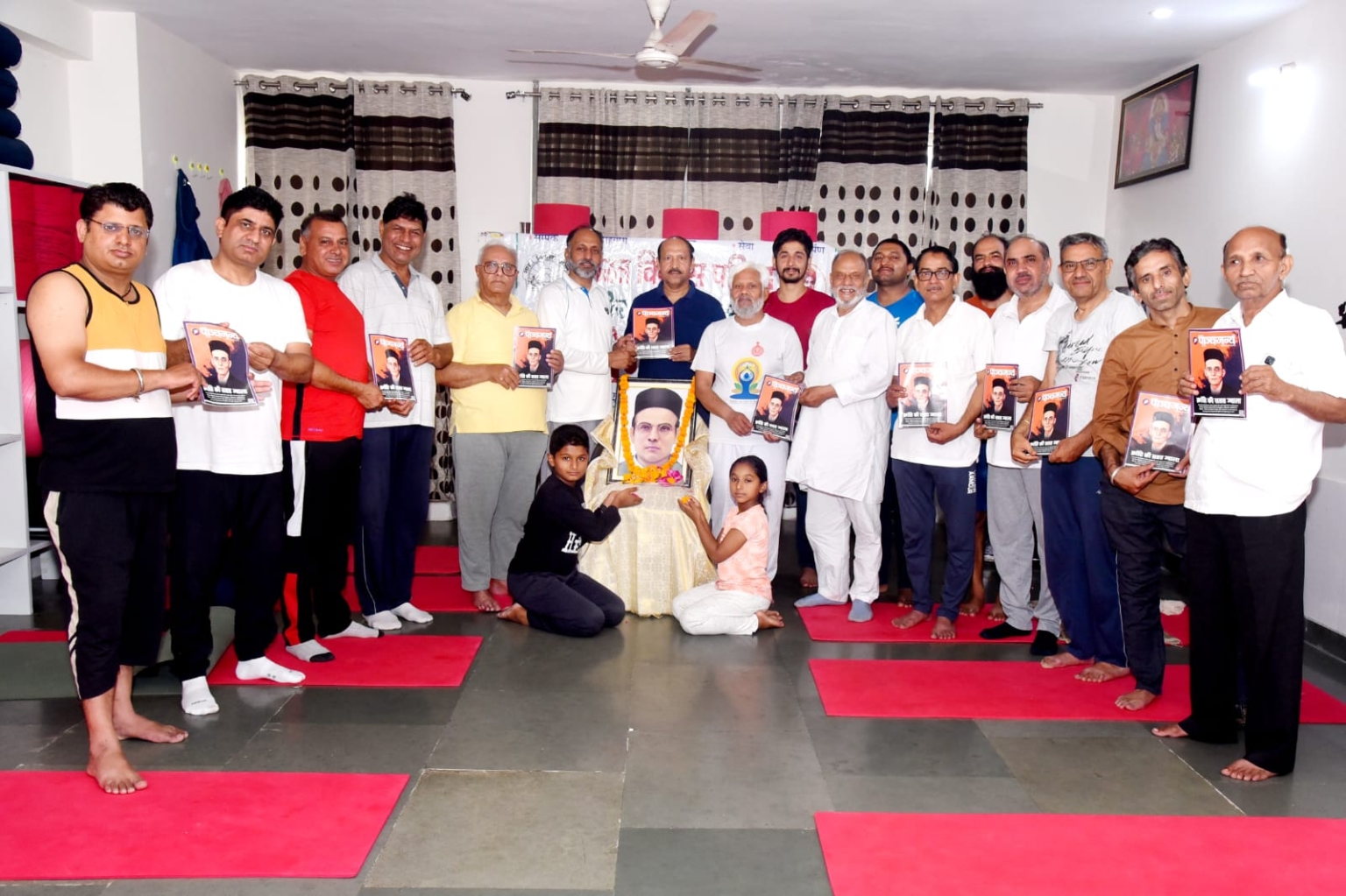 वीर सावरकर की जयंती पर बांटे पानी के सकोरे 