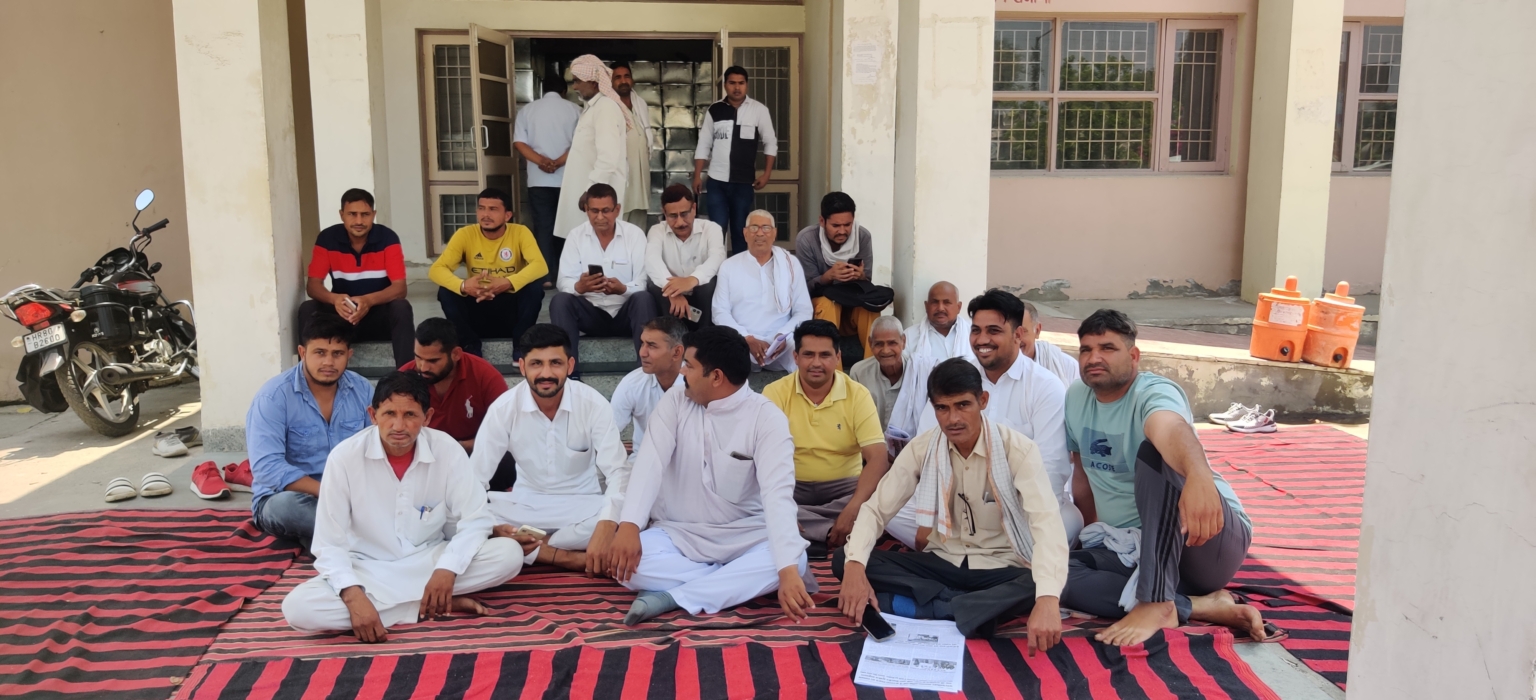 पटवारियों की कमी को लेकर ग्रामीणों ने तहसील परिसर में लगाया धरना