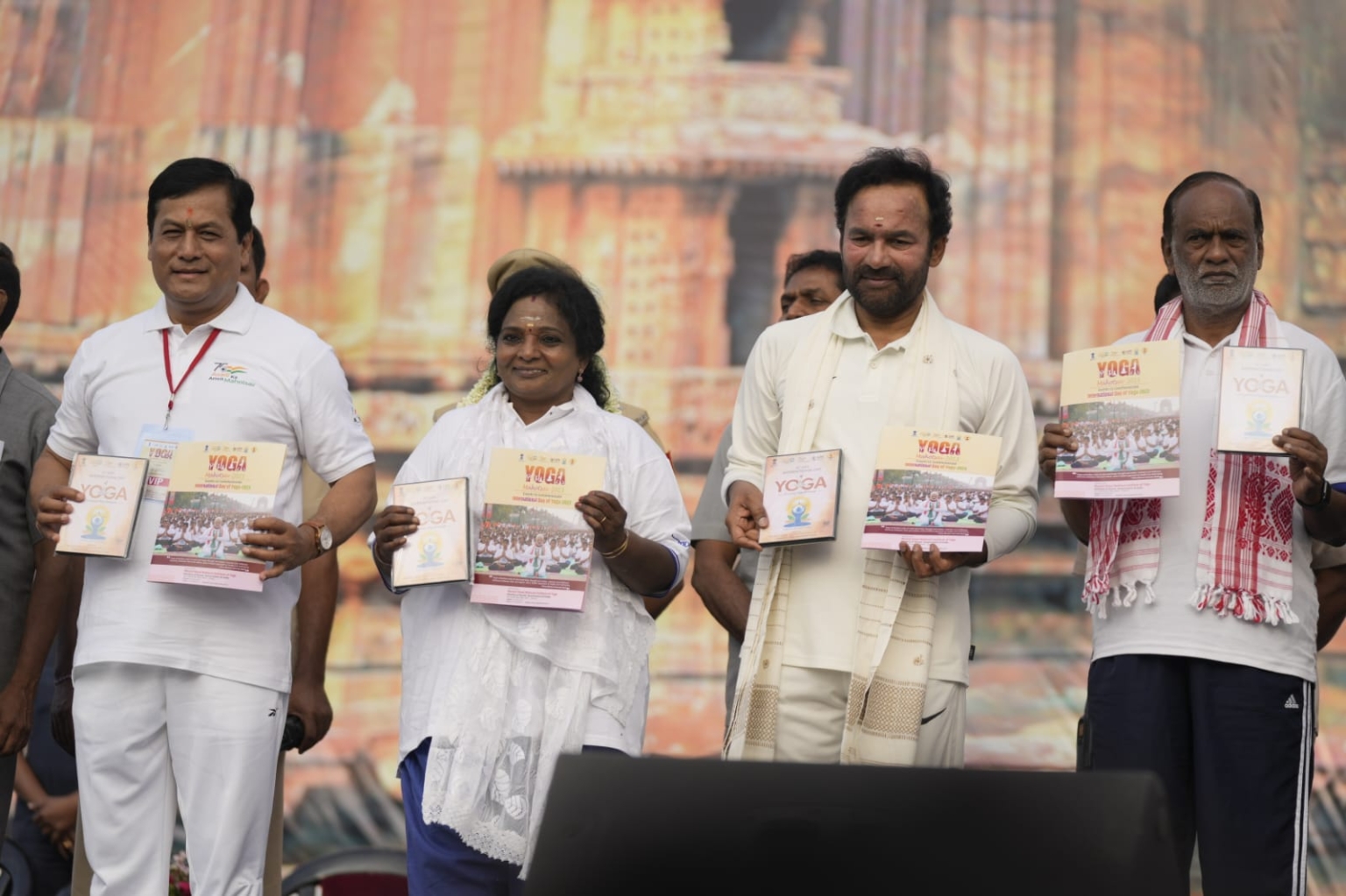 हैदराबाद में ‘योग महोत्सव’ में 50,000 उत्साही लोगों ने लिया भाग