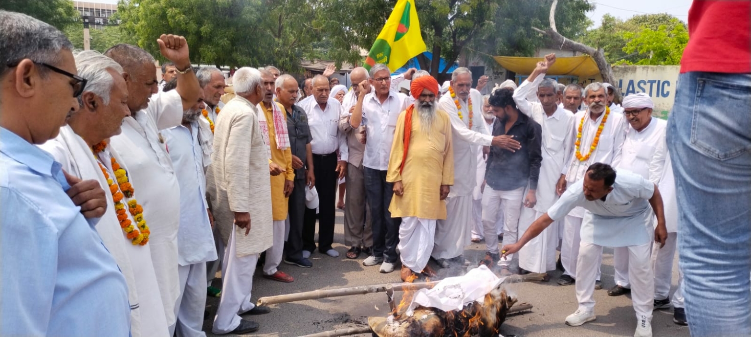 खिलाडिय़ों के समर्थन में किसान सभा ने अनशन कर पुतला फूंका