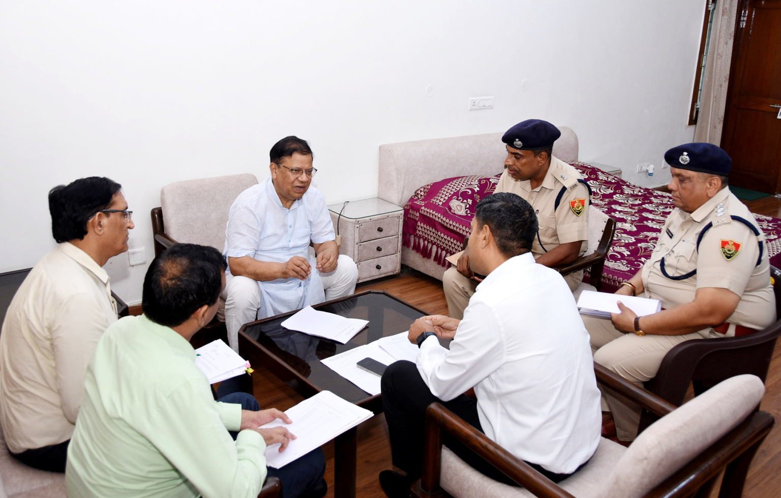 निकाय मंत्री डॉ कमल गुप्ता ने पशुपालन, नगर निगम एवं पुलिस विभाग के अधिकारियों की ली बैठक