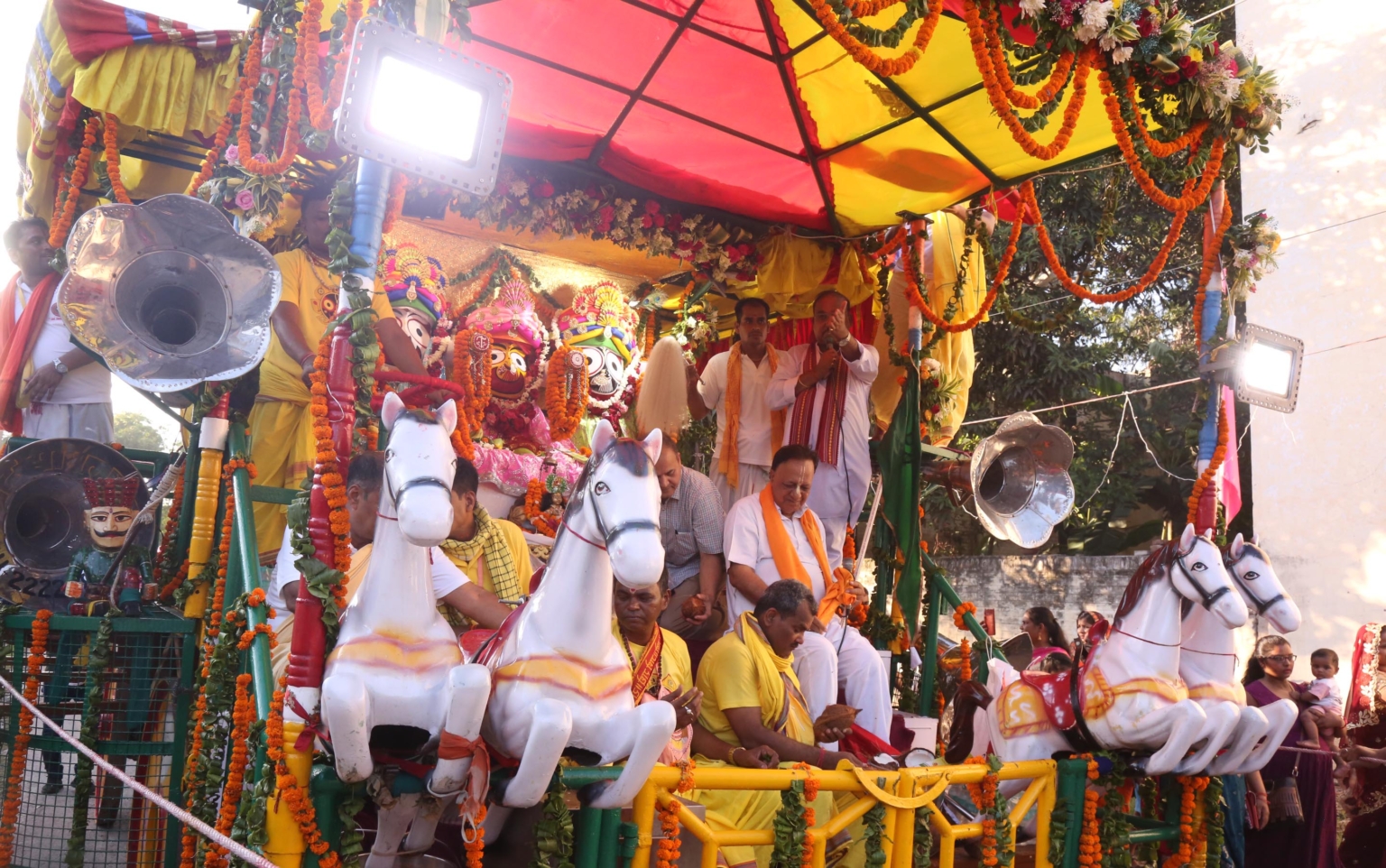 बाहुड़ा यात्रा: भगवान जगन्नाथ बड़े भाई बलराम और बहन सुभद्रा संग पहुंचे जगन्नाथ धाम