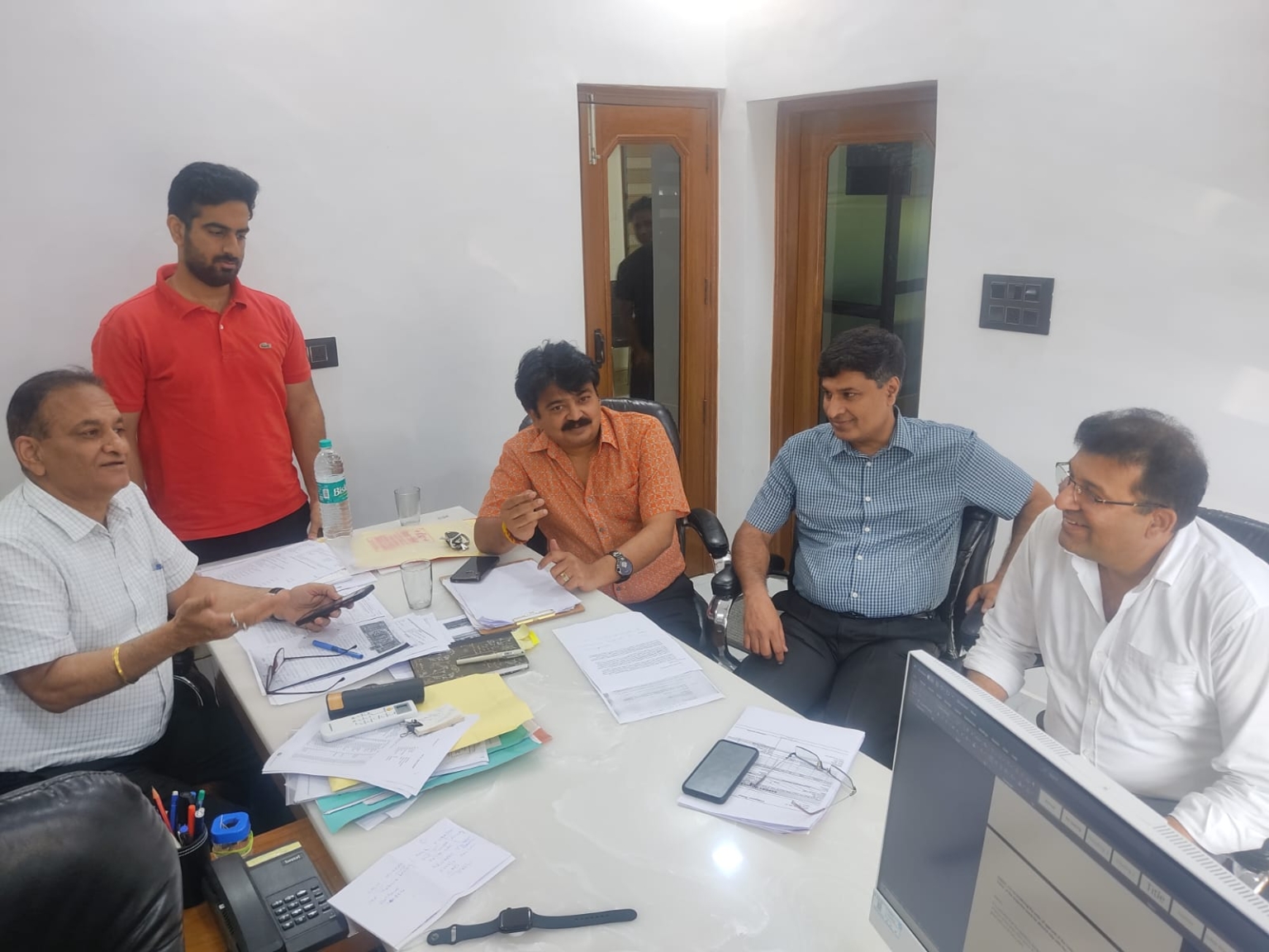 करॉफेड ने शहर की कईं आर डब्ल्यू ए को नगर निगम द्वारा भेजे जा रहे पार्क मेन्टेन्स लेटर पर सख्त ऐतराज जताया जिनमें एरिया पार्षद से अप्रूवल जरूरी की है