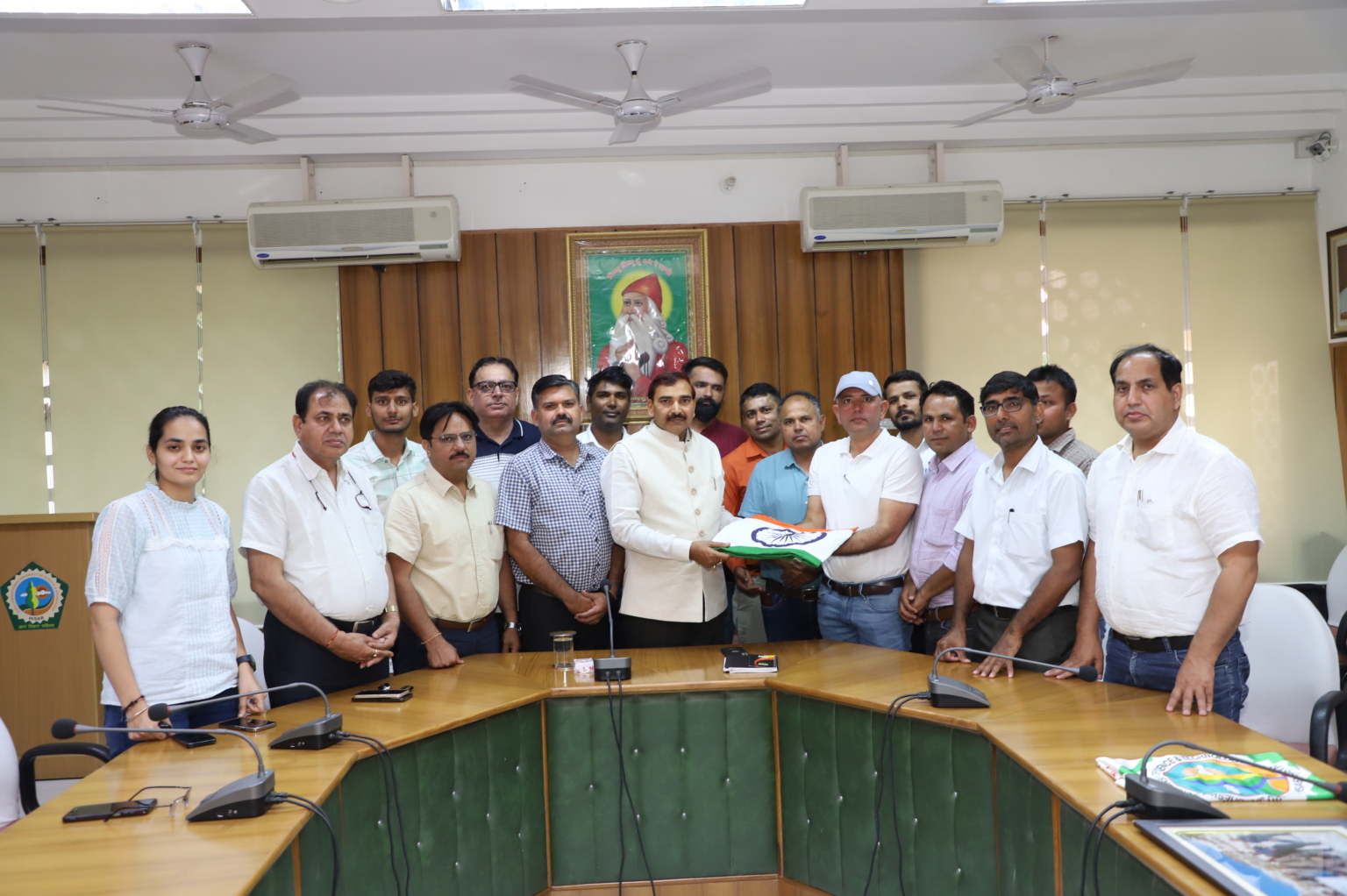 माउंटेनरिंग एंड एडवेंचर क्लब का दल विश्वविद्यालय के कुलपति प्रो. नरसी राम बिश्नोई से मिला