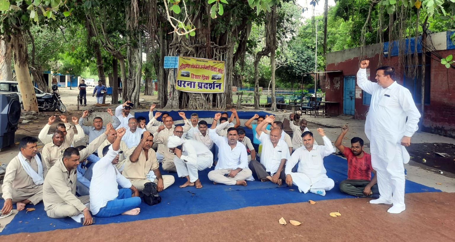 रोडवेज महाप्रबंधक के खिलाफ कर्मचारियों का धरना जारी, हड़ताल की तैयारियां की तेज