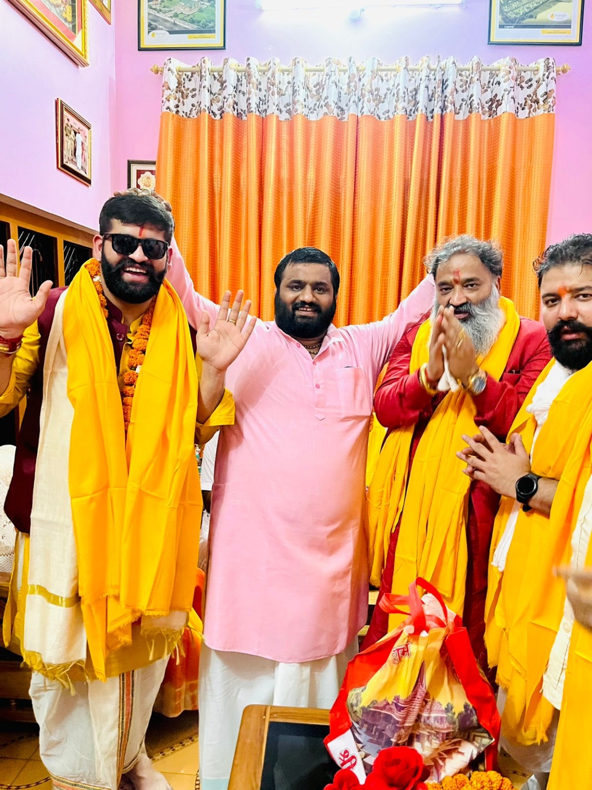 अयोध्या हनुमानगढ़ी में विश्व हिन्दू तख्त के प्रमुख वीरेश शांडिल्य का भव्य स्वागत हुआ