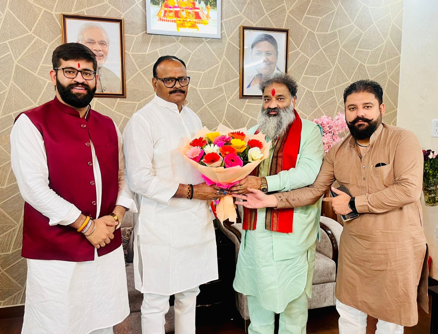 डिप्टी सीएम बृजेश पाठक ने विश्व हिंदू तख्त प्रमुख वीरेश शांडिल्य का किया स्वागत