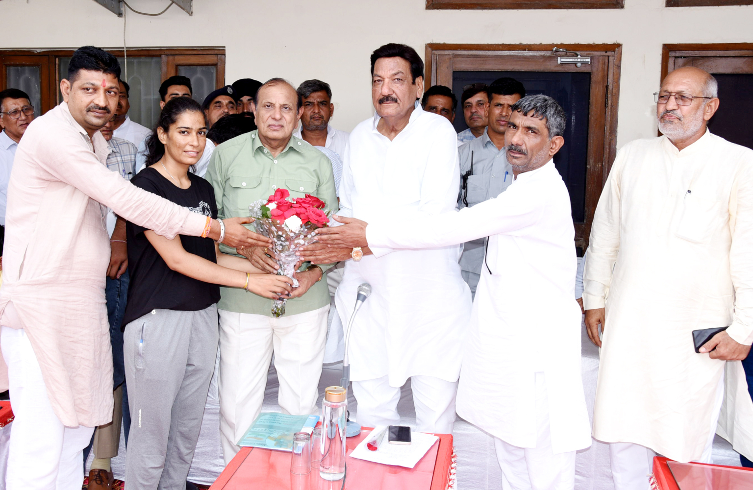 ऊर्जा मंत्री रणजीत सिंह व राज्य सभा सांसद डॉ डीपी वत्स ने मीनू कालीरावण को माउंट एवरेस्ट फतह करने पर किया सम्मानित