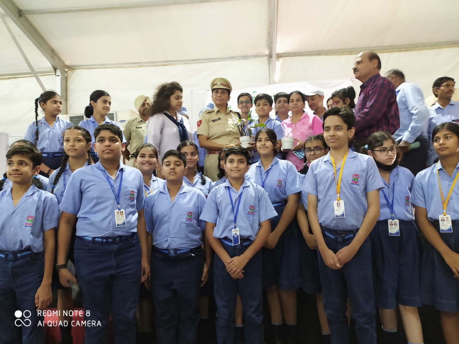 लड़कियों को अधिकाधिक सशस्त्र सुरक्षा बलों में भर्ती होने के लिए आह्वान किया 