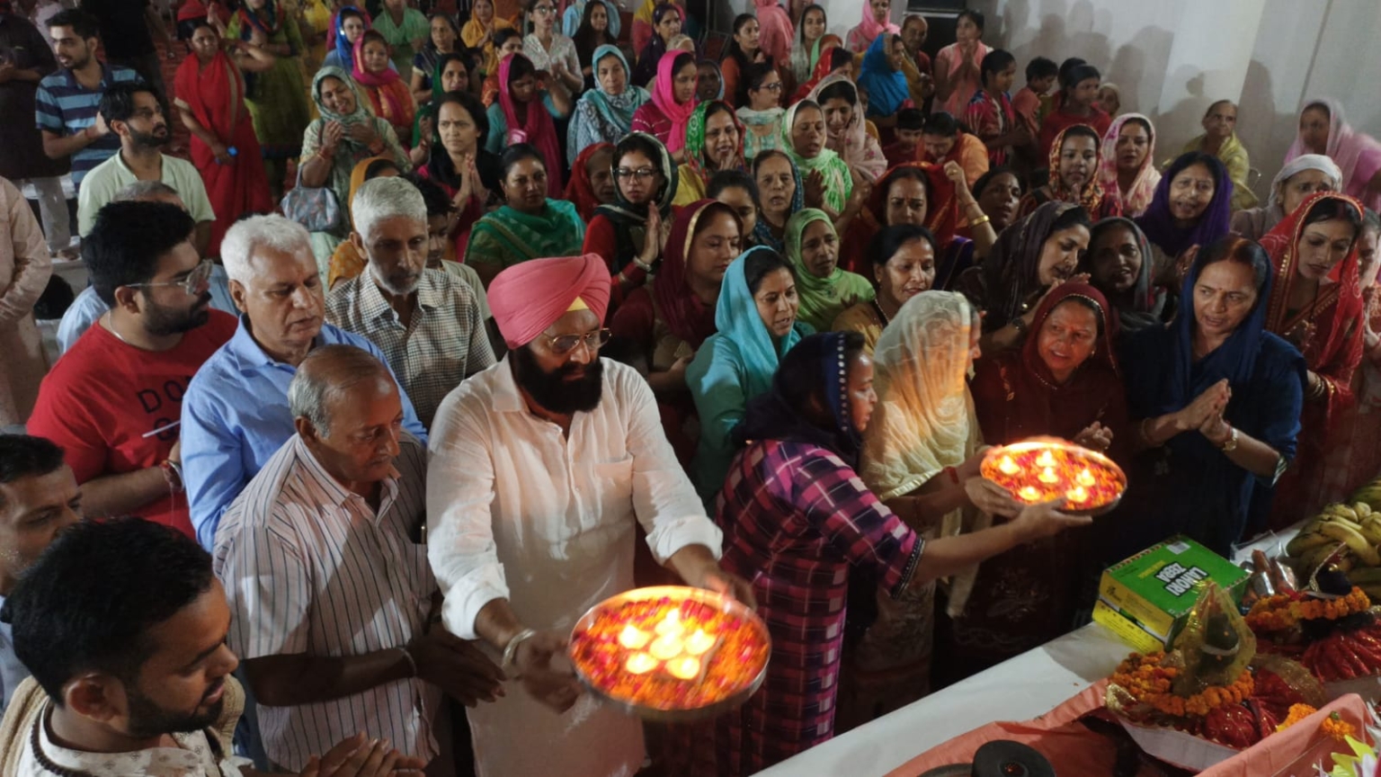 श्री बाबा बालकनाथ मंदिर में आयोजित श्री शिव महापुराण के भव्य कार्यक्रम के तीसरे दिन श्रद्धालुओं ने शिव कथा सुनने में आनंद लिया
