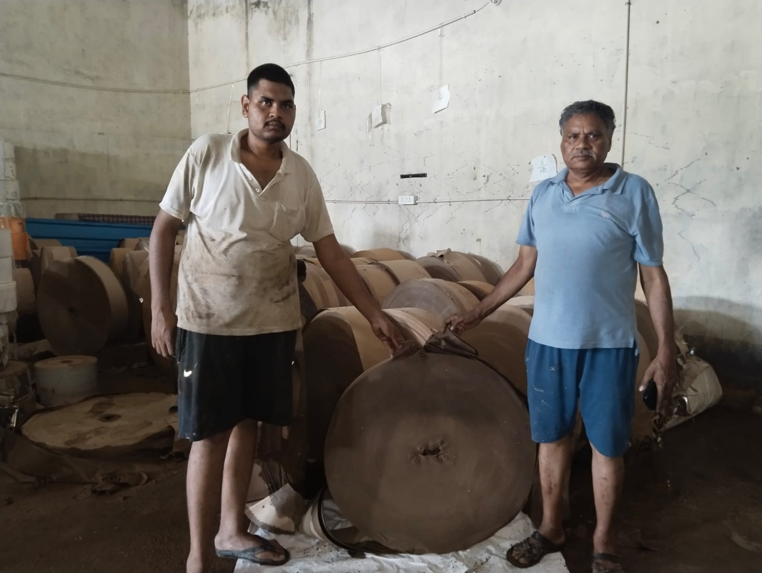 बाढ़ के पानी से लाखो का समान गलकर हुआ खराब