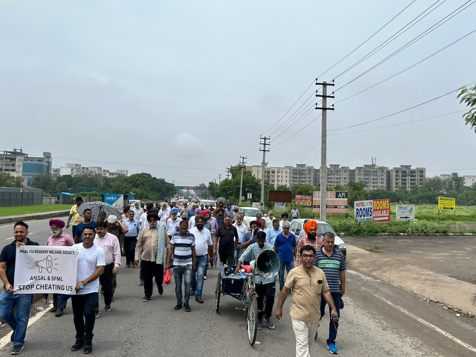 अंसल-114 में बुनियादी सुविधाओं और रखरखाव के उचित प्रावधान न किये जाने पर डेवलपर और रखरखाव कंपनियों के दफ्तरों पर ताला जड़ा व धरना-प्रदर्शन किया