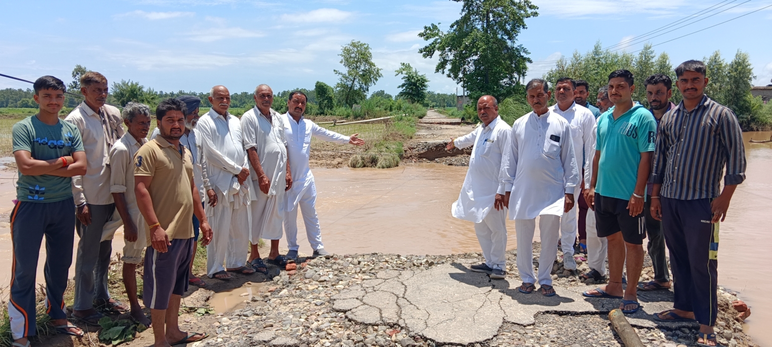 ककराली से खानपुर सड़क टूटने से रास्ता बंद हुआ,कई एकड़ फसल हुई बरबाद