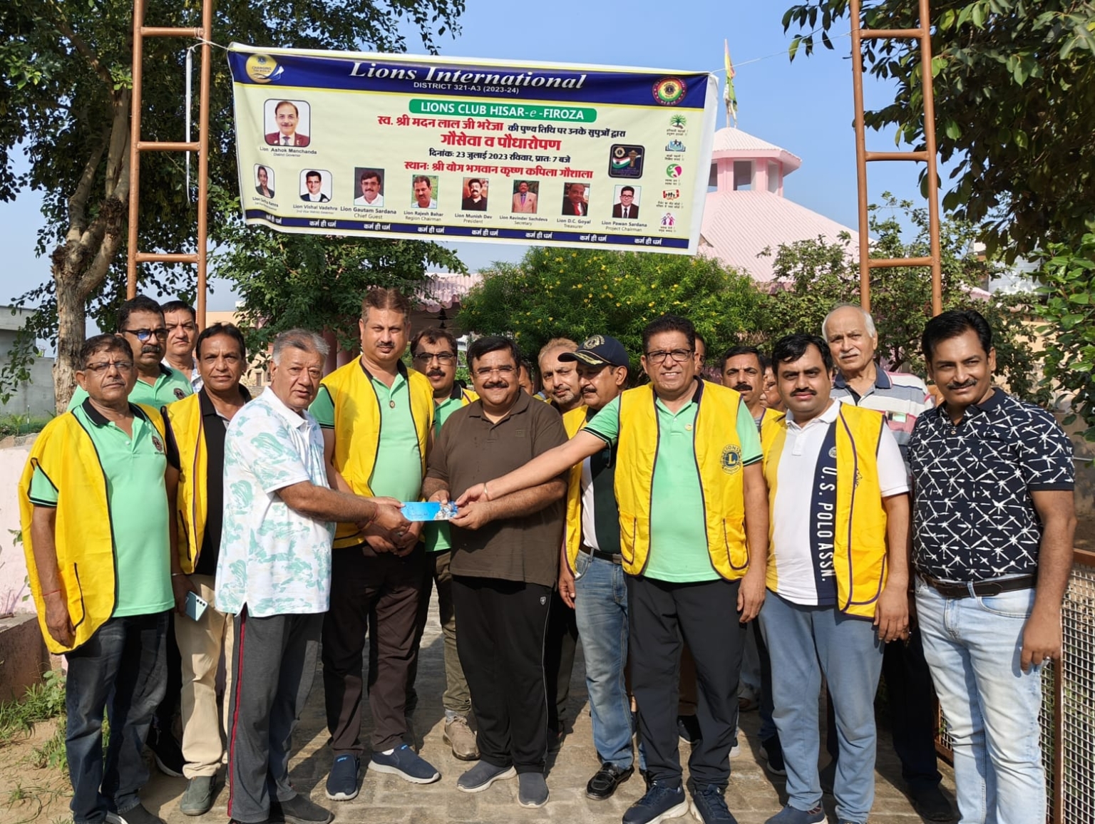 लायन्स क्लब हिसार ए फिरोजा द्वारा गौशाला में गौसेवा व पौधारोपण