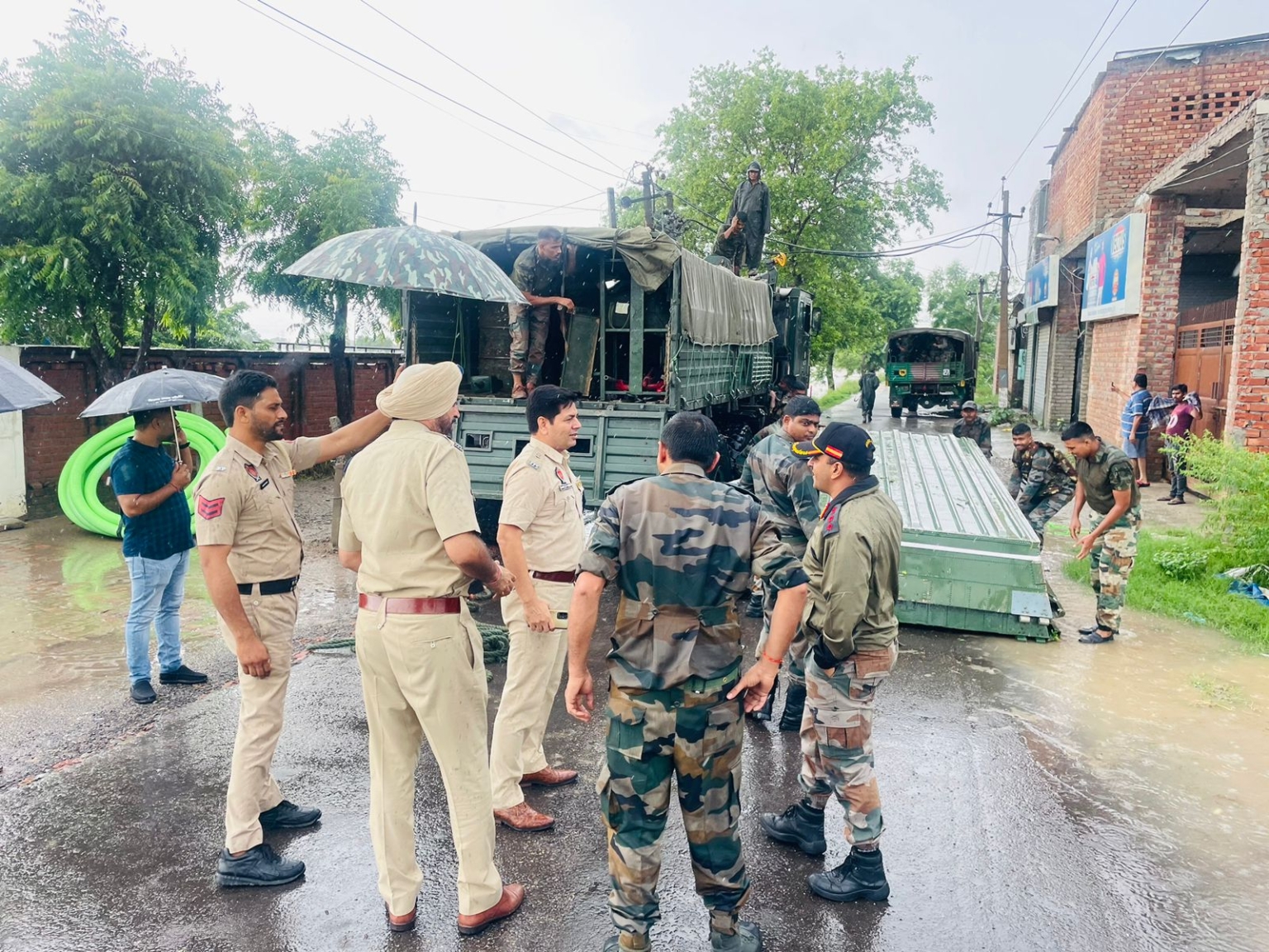 पंजाब पुलिस ने एनडीआरएफ, एसडीआरएफ और सेना के साथ मिलकर बाढ़ प्रभावित जिलों में चलाया रेस्क्यू ऑपरेशन