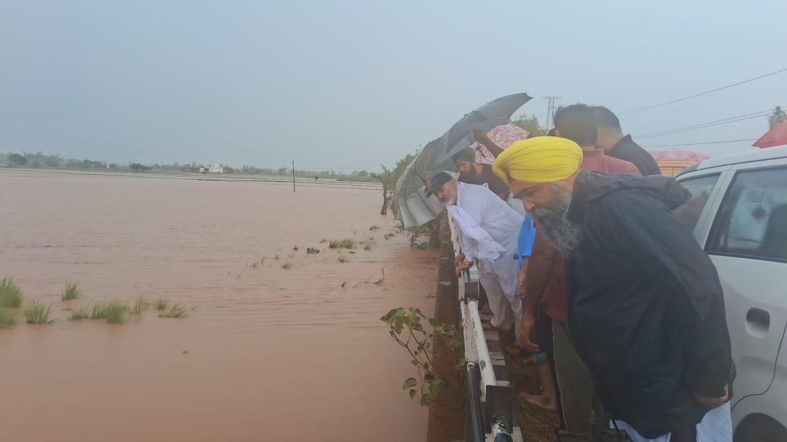 कैबिनेट मंत्री चेतन सिंह जौड़ामाजरा ने घग्गर व अन्य नदियों और भारी बारिश से प्रभावित गांवों का लिया जायजा